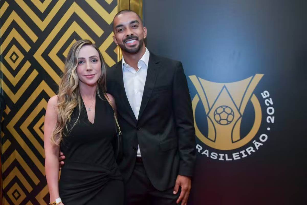 Paulo Henrique em premiação com a esposa
