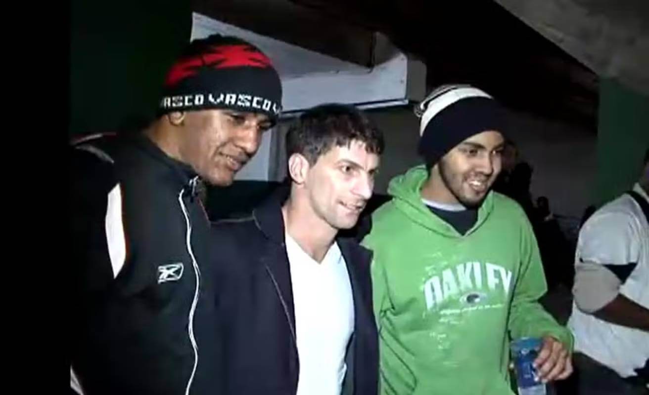 Pedrinho com torcedores no Couto Pereira em 2011