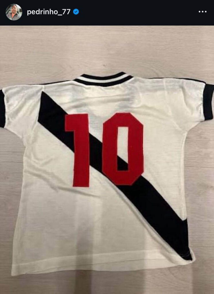 Pedrinho posta mensagem com camisa 10 do Vasco