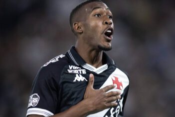 Rayan comemora gol contra o Fluminense