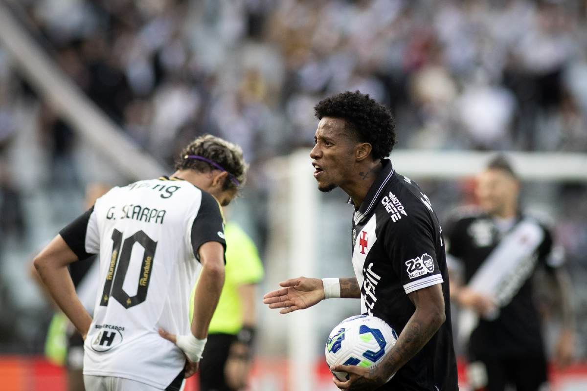 Gustavo Scarpa e Tchê Tchê durante o jogo do primeiro turno