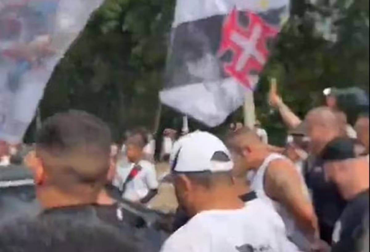Torcida do Vasco vai até o CT dar apoio ao time