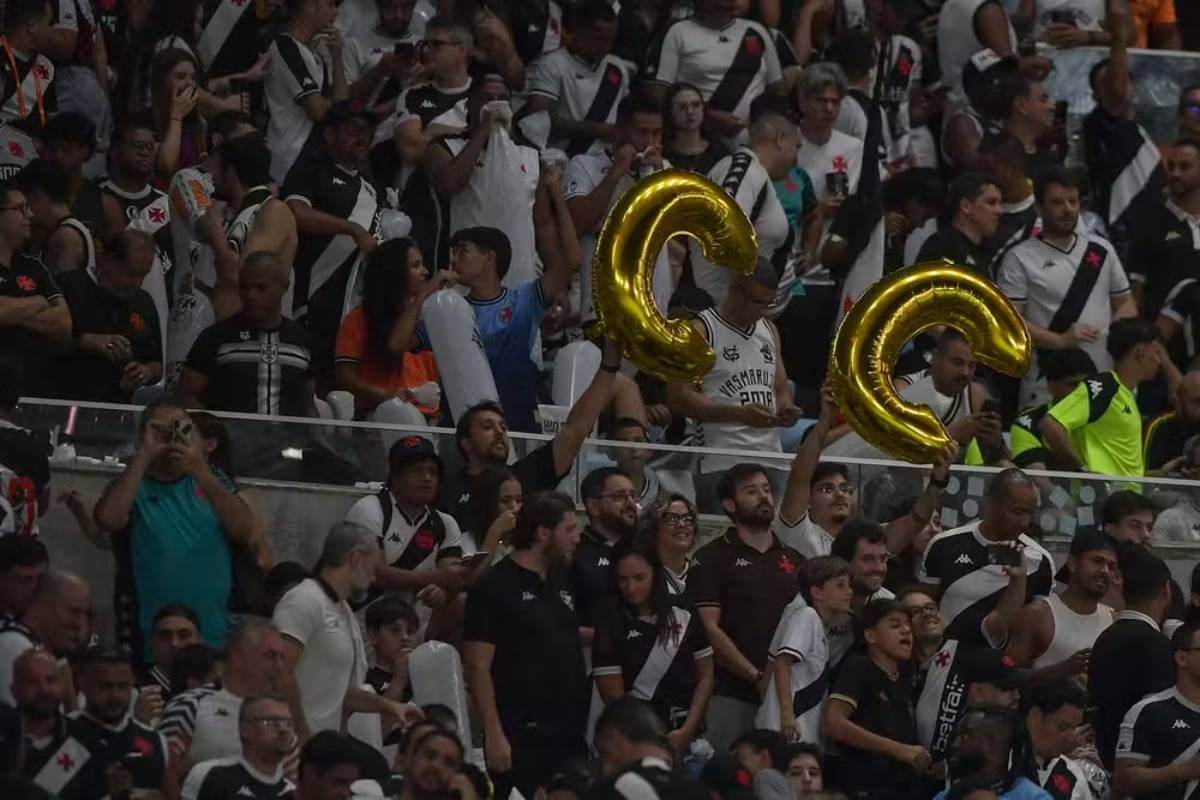 Torcida do Vasco provoca Fluminense