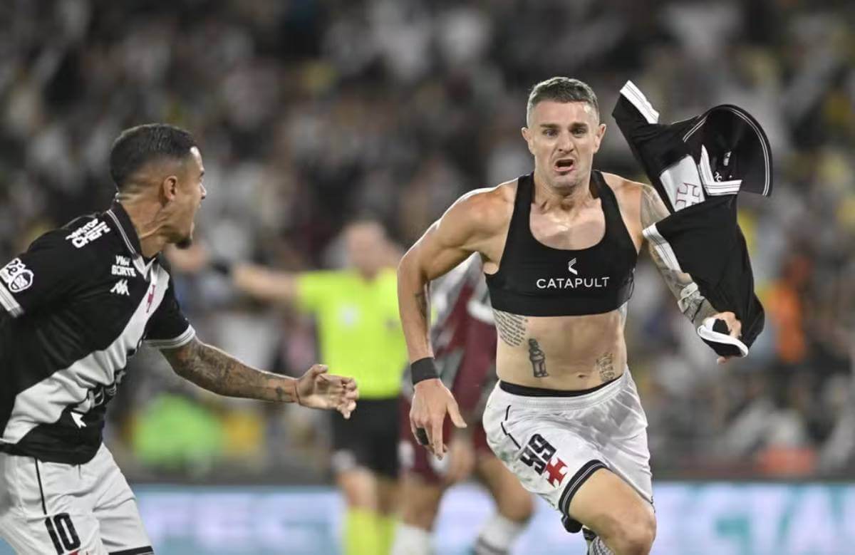 Vegetti comemora gol contra o Fluminense