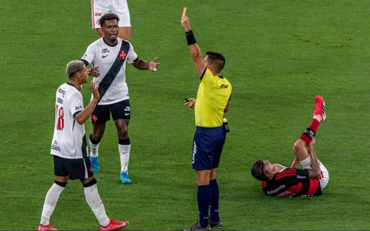 Cauan Barros durante expulsão contra o Flamengo
