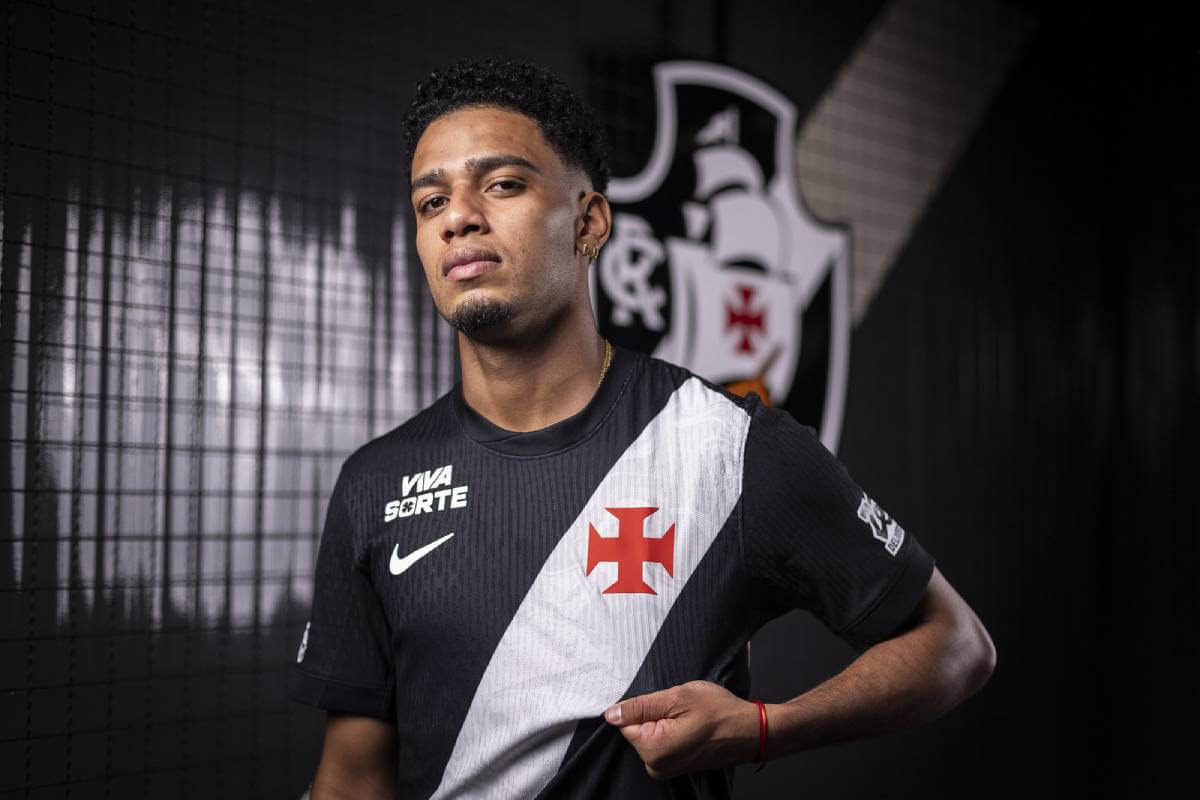 Brenner posa com a camisa do Vasco