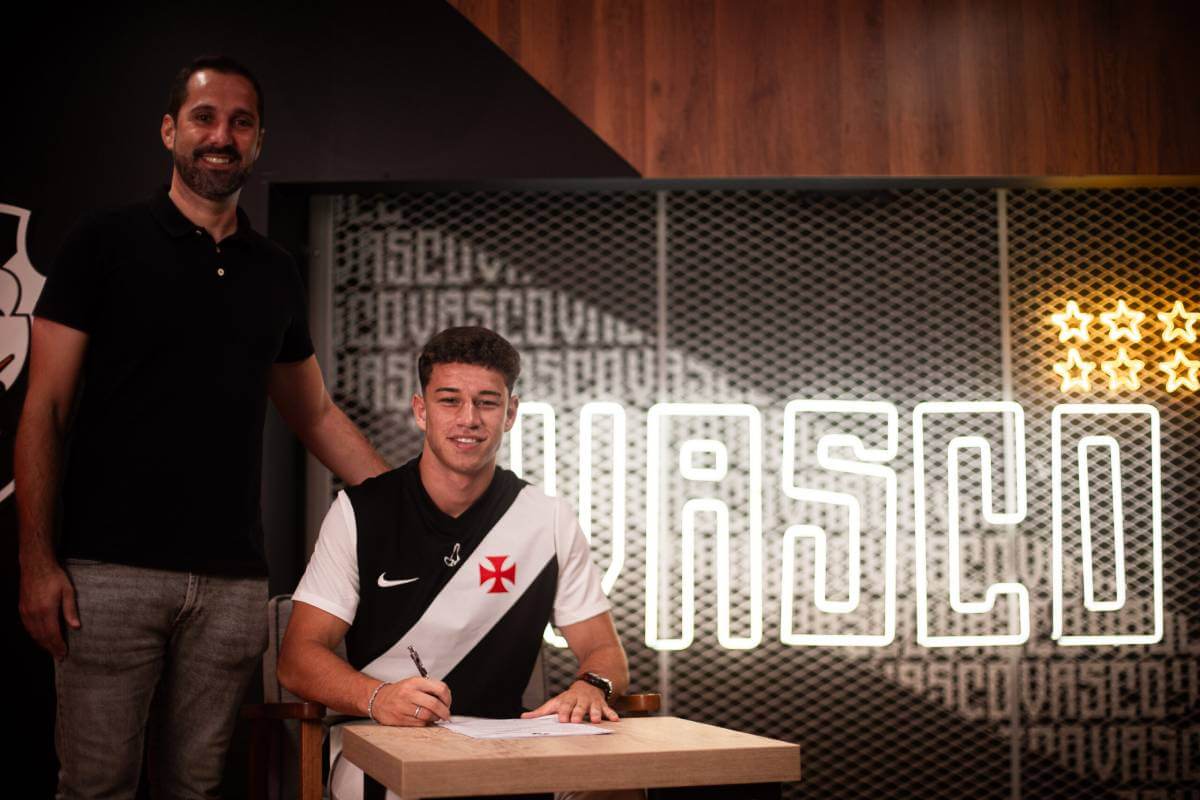 Bruno Lopes assina contrato com o Vasco