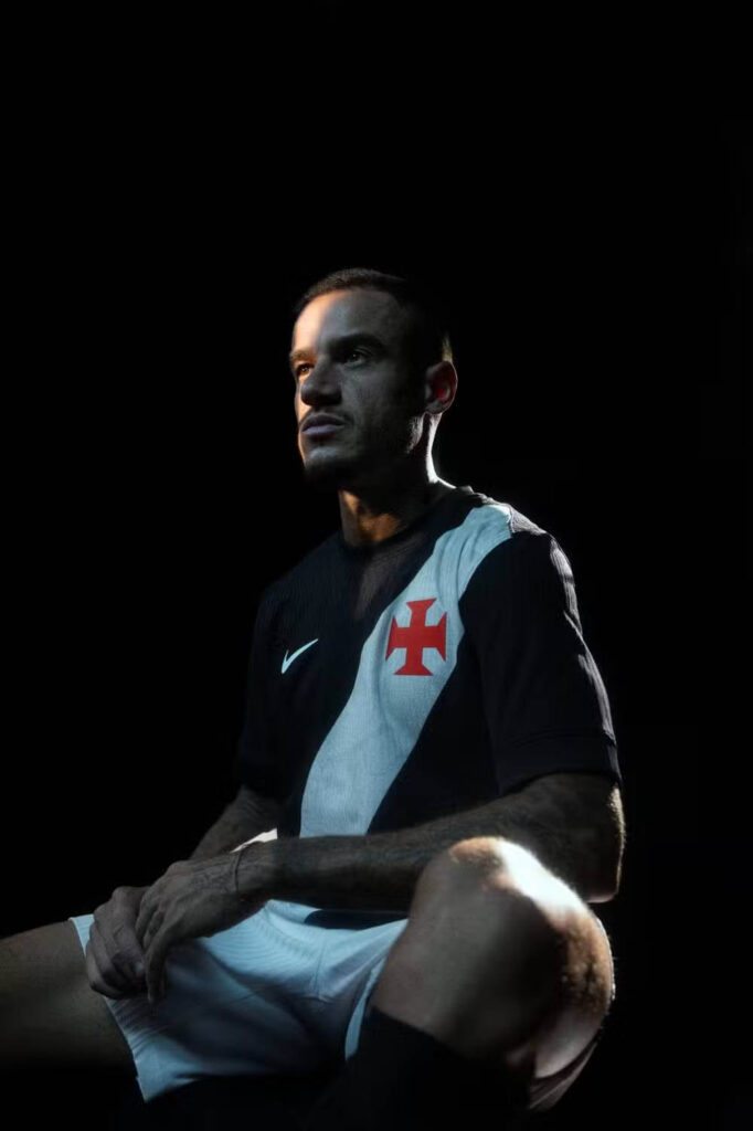 Coutinho com a nova camisa do Vasco