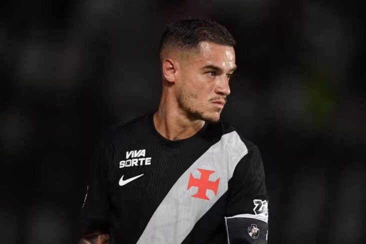 Coutinho com a nova camisa do Vasco