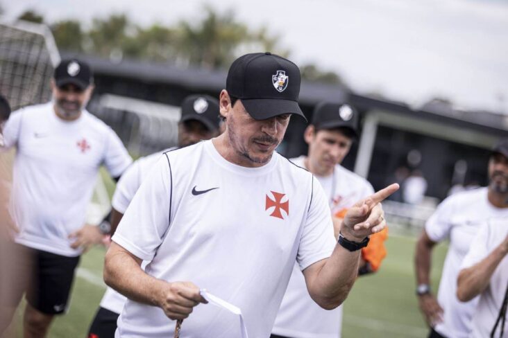 Diniz durante treino do Vasco no CT