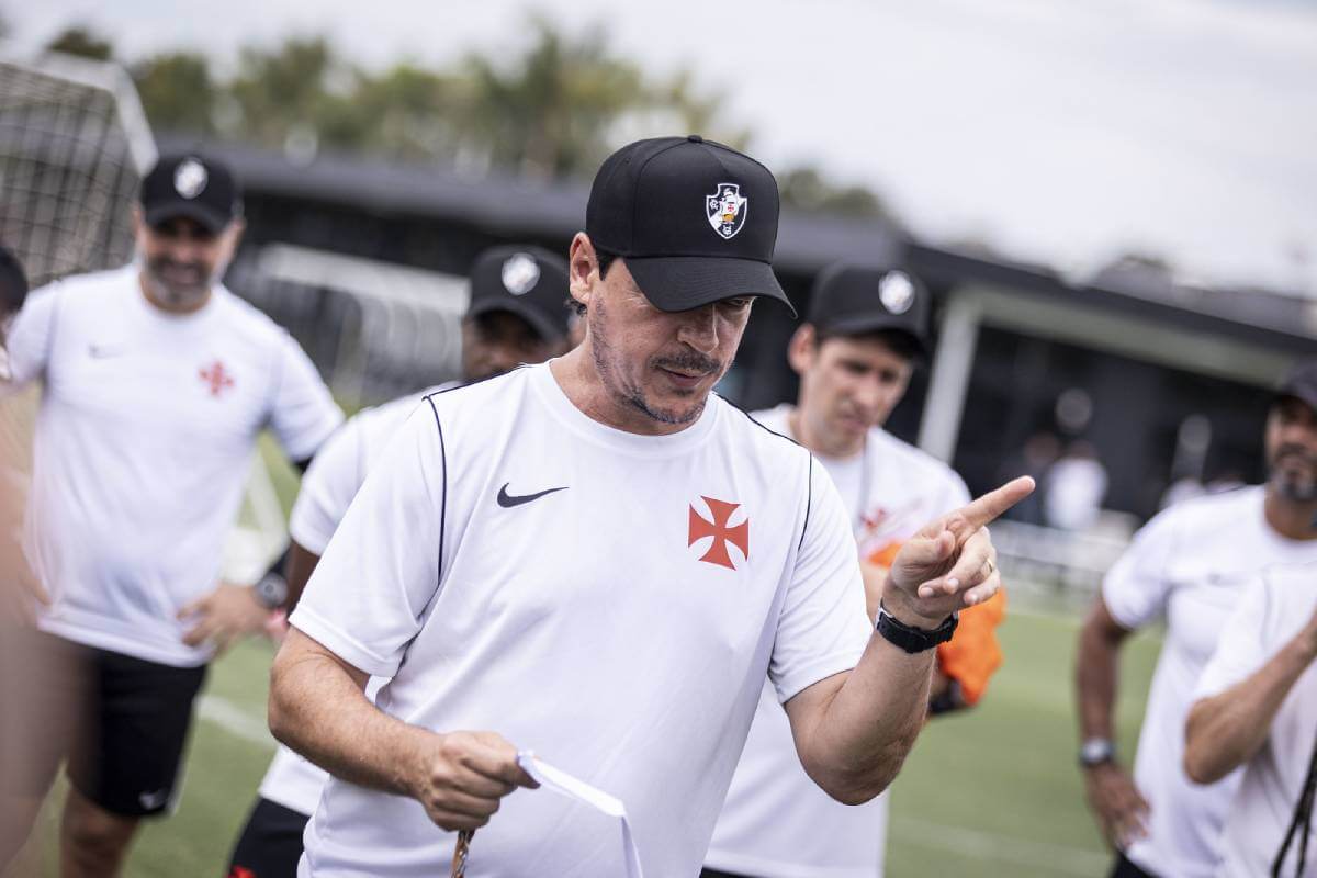 Diniz durante treino do Vasco no CT