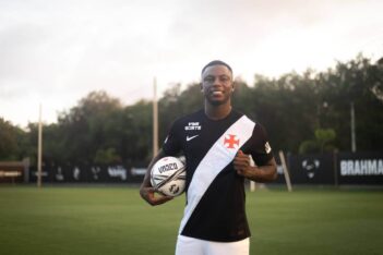Hinestroza posa com a camisa do Vasco