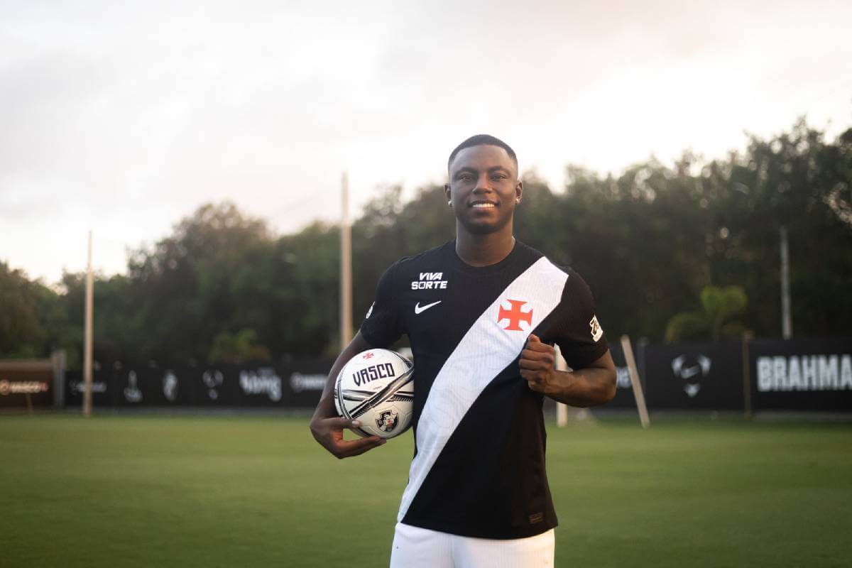 Hinestroza posa com a camisa do Vasco