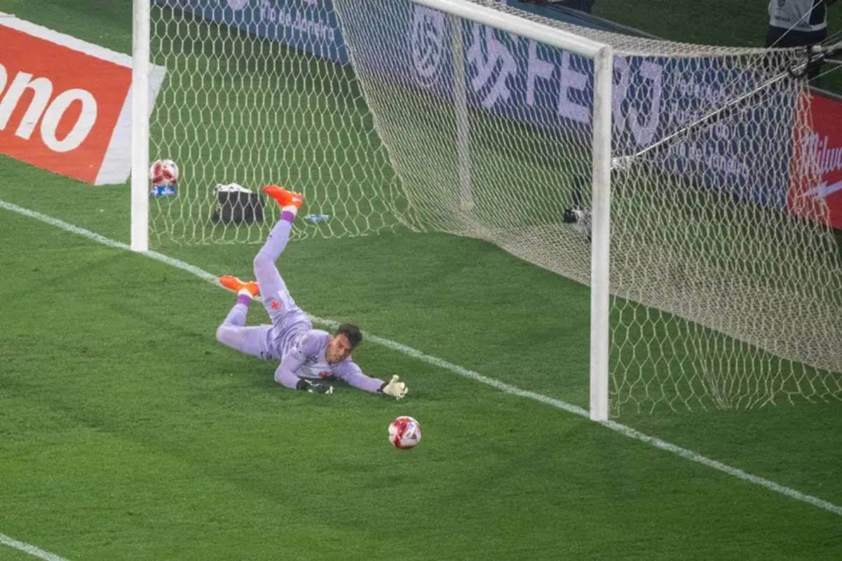 Léo Jardim em Flamengo x Vasco