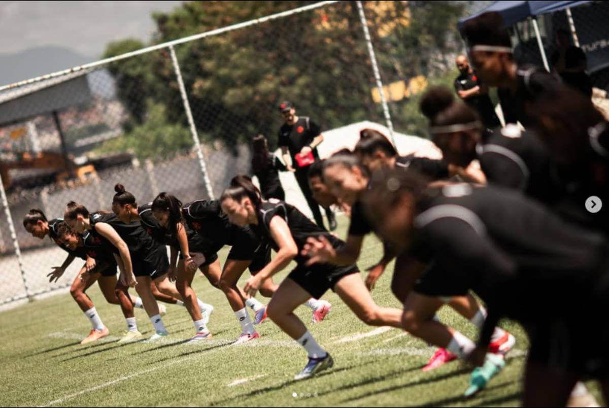 Time feminino do Vasco em treino