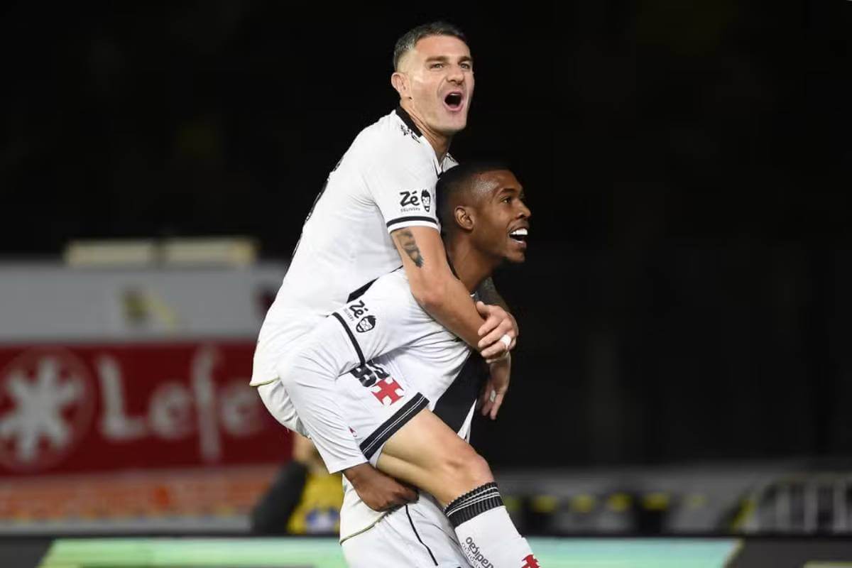 Rayan e Vegetti comemorando gol pelo Vasco
