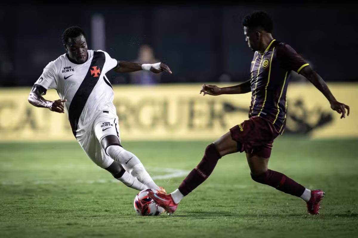 Andrés Gómez em jogo contra o Madureira
