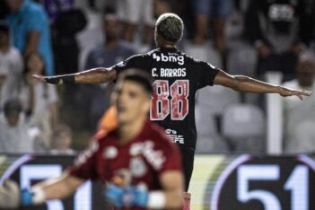 Cauan Barros comemorando gol contra o Santos