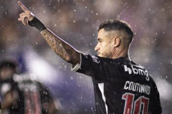 Coutinho comemorando gol contra o Botafogo