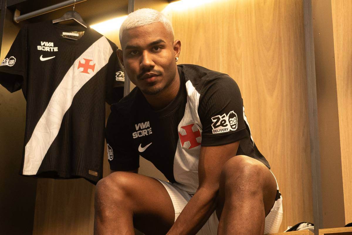 Cuiabano posa com uniforme do Vasco
