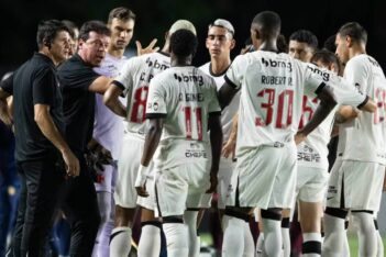 Diniz orienta jogadores em Vasco x Bahia