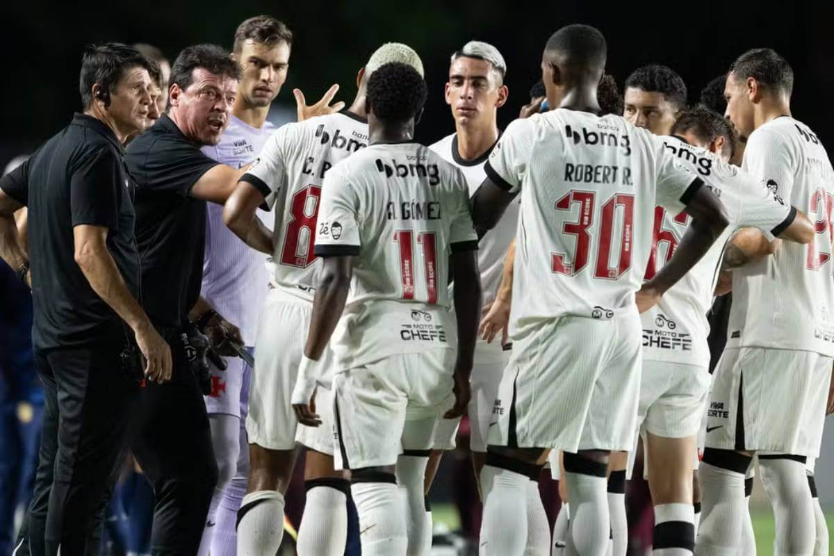 Diniz orienta jogadores em Vasco x Bahia
