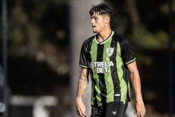 Paulinho, lateral-esquerdo do América-MG