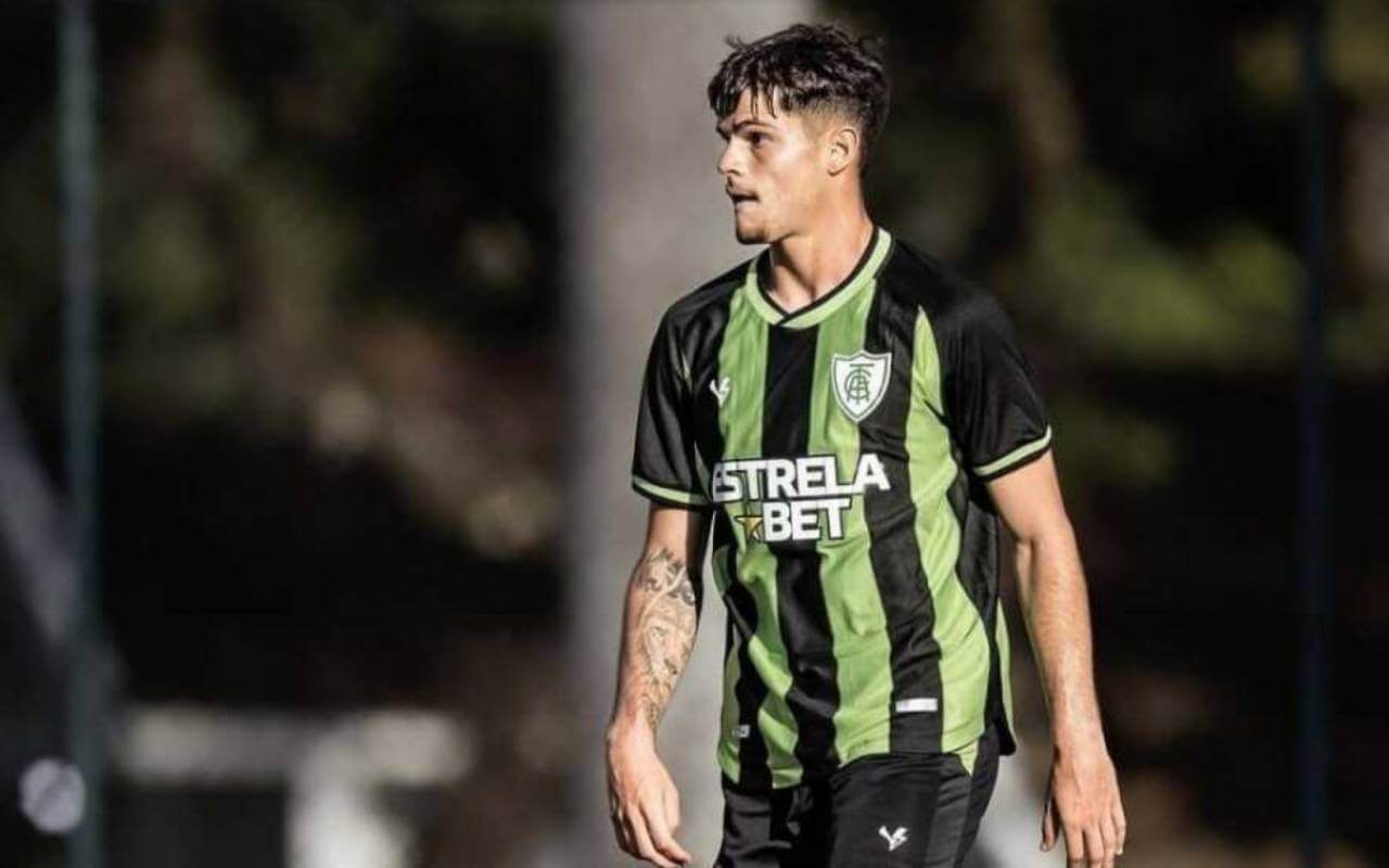 Paulinho, lateral-esquerdo do América-MG