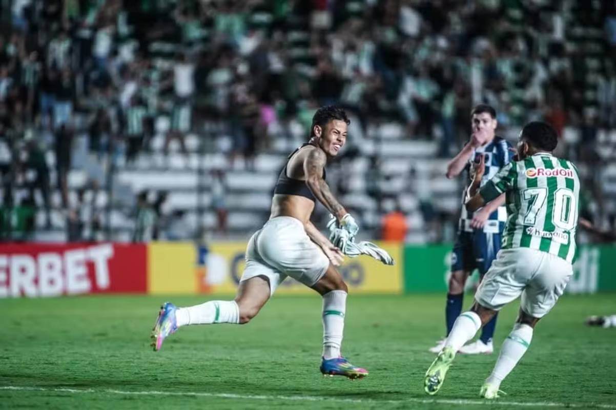 Ray Breno em comemoração do gol pelo Juventude