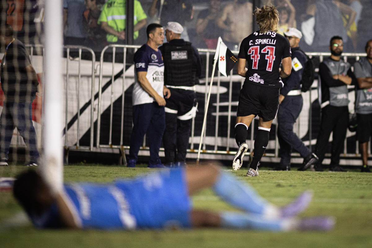 Spinelli comemora 1º gol pelo Vasco