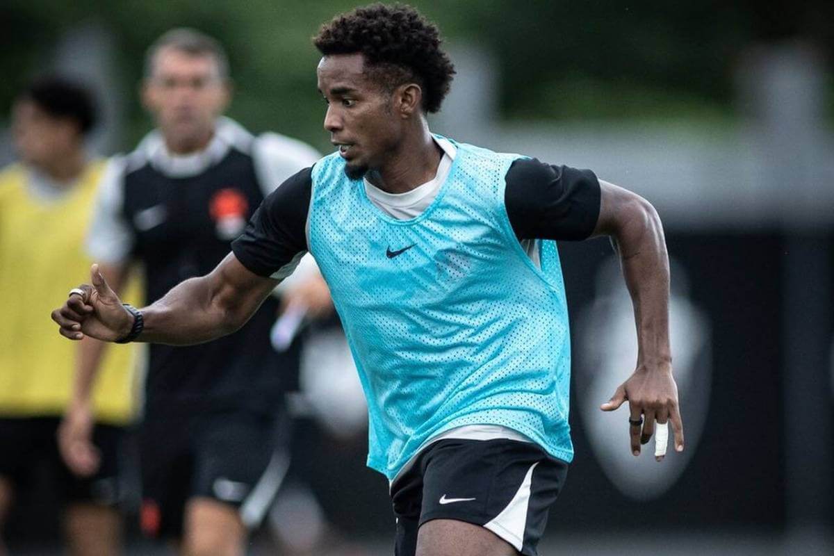 Thiago Mendes durante treino do Vasco