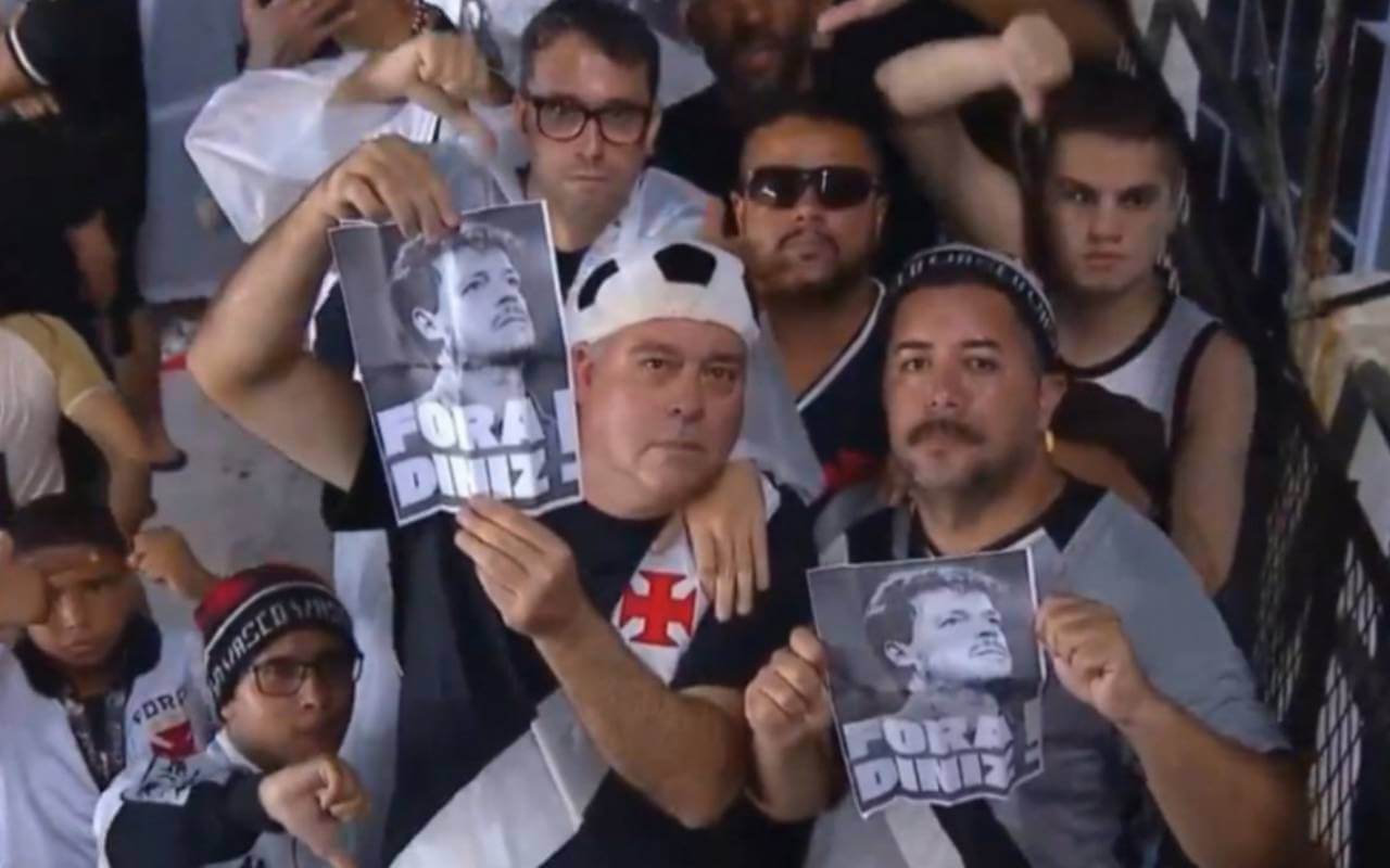 Torcida do Vasco protesta contra Diniz após empate