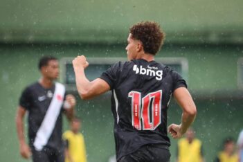 Zuccarello comemorando gol contra o Athletico-PR