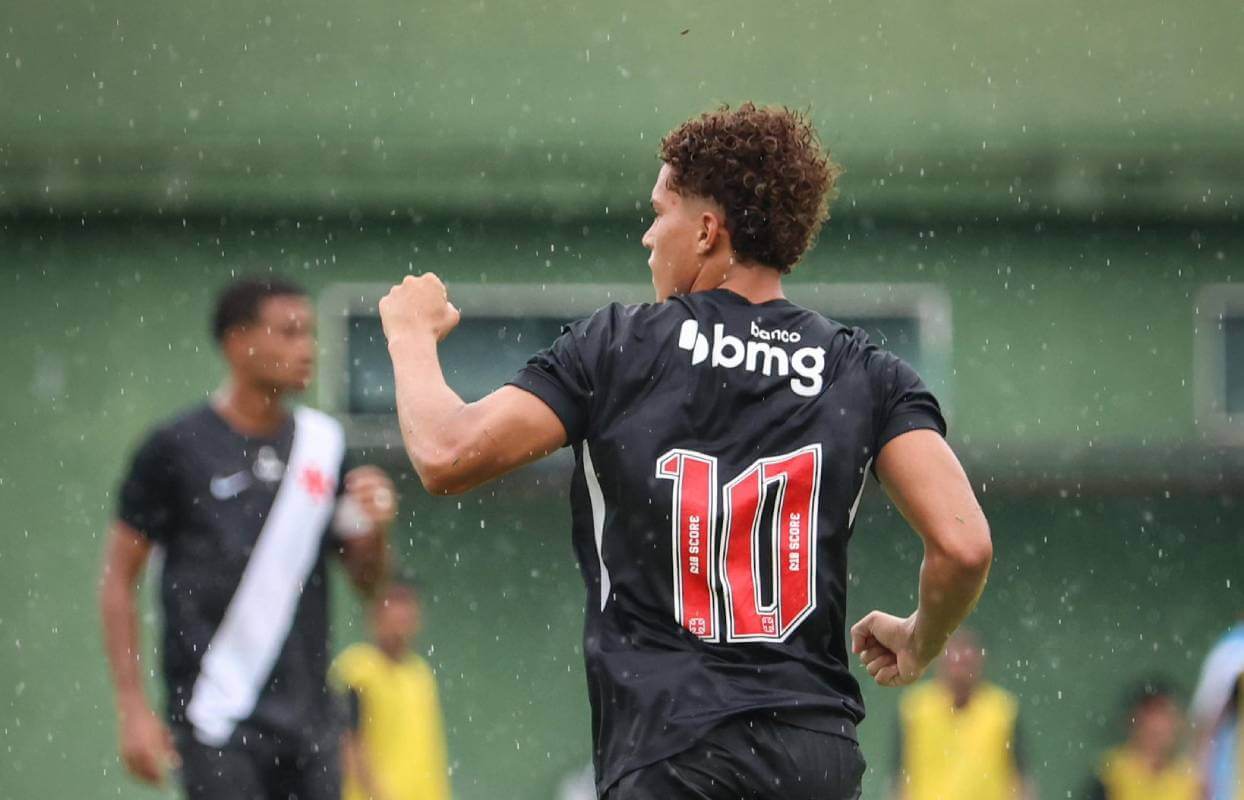 Zuccarello comemorando gol contra o Athletico-PR