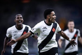 Brenner comemorando gol contra o Cruzeiro