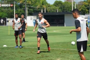Bruno Lopes treina com o elenco profissional
