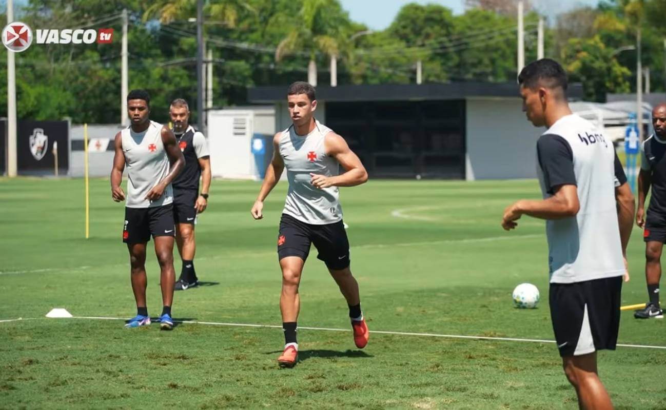 Bruno Lopes treina com o elenco profissional