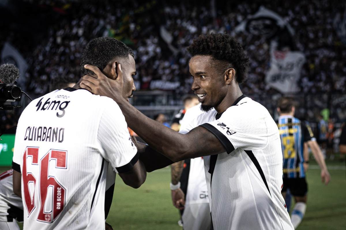 Cuiabano e Thiago Mendes em campo contra o Grêmio