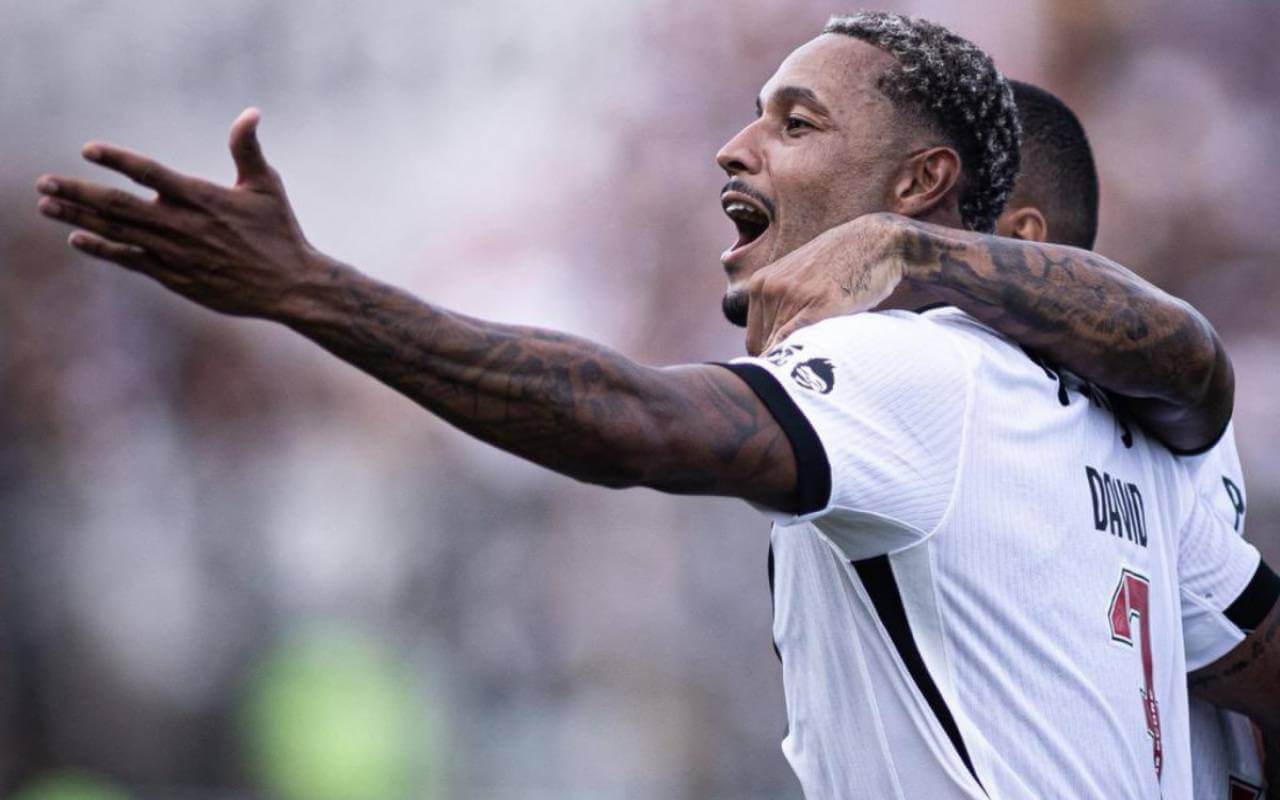 David comemorando gol contra o Grêmio