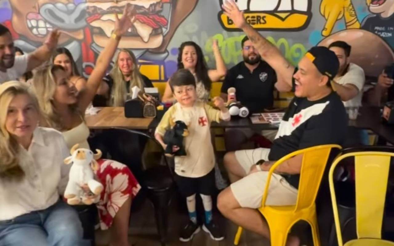 Gui cantando 'Casaca' com vascaínos de Manaus