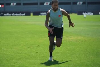 Jair treinando no gramado do CT do Vasco