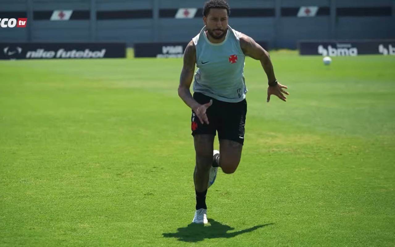 Jair treinando no gramado do CT do Vasco