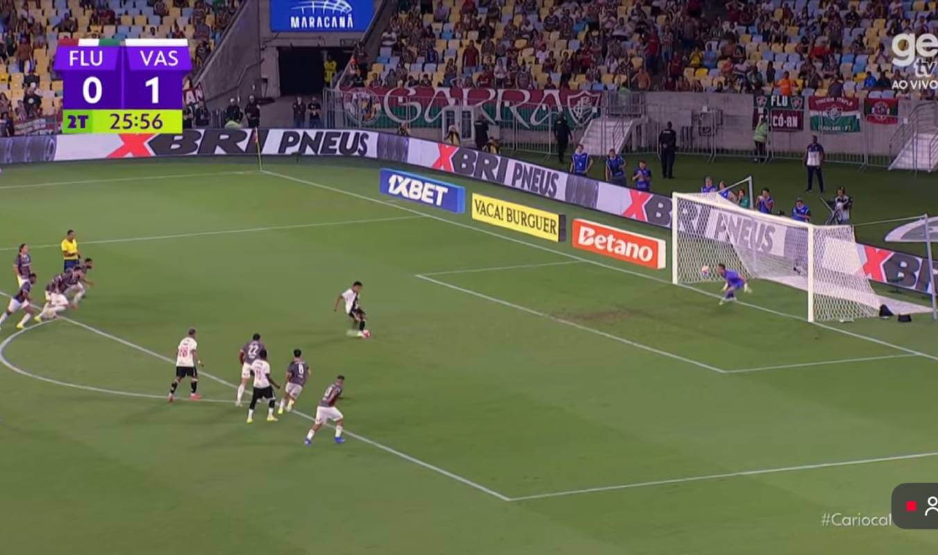 Samuel Xavier invade área na cobrança de pênalti do Vasco