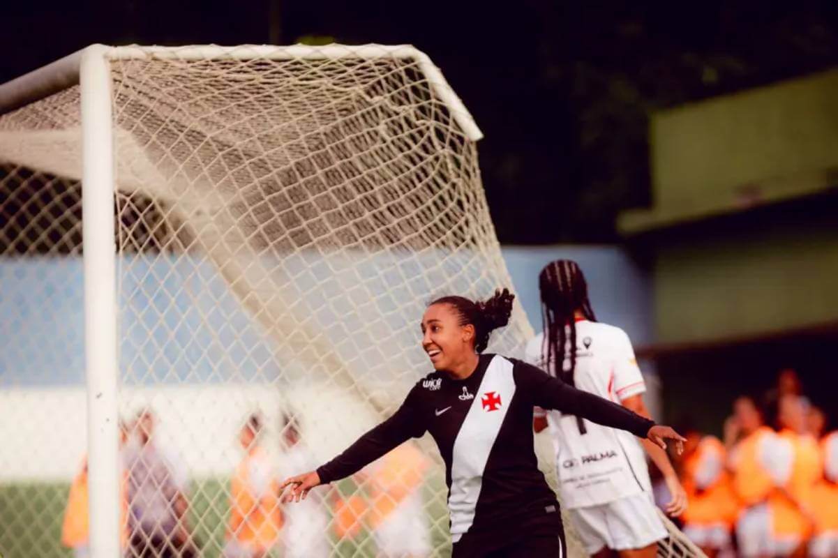 Layza comemorando gol pelo Vasco