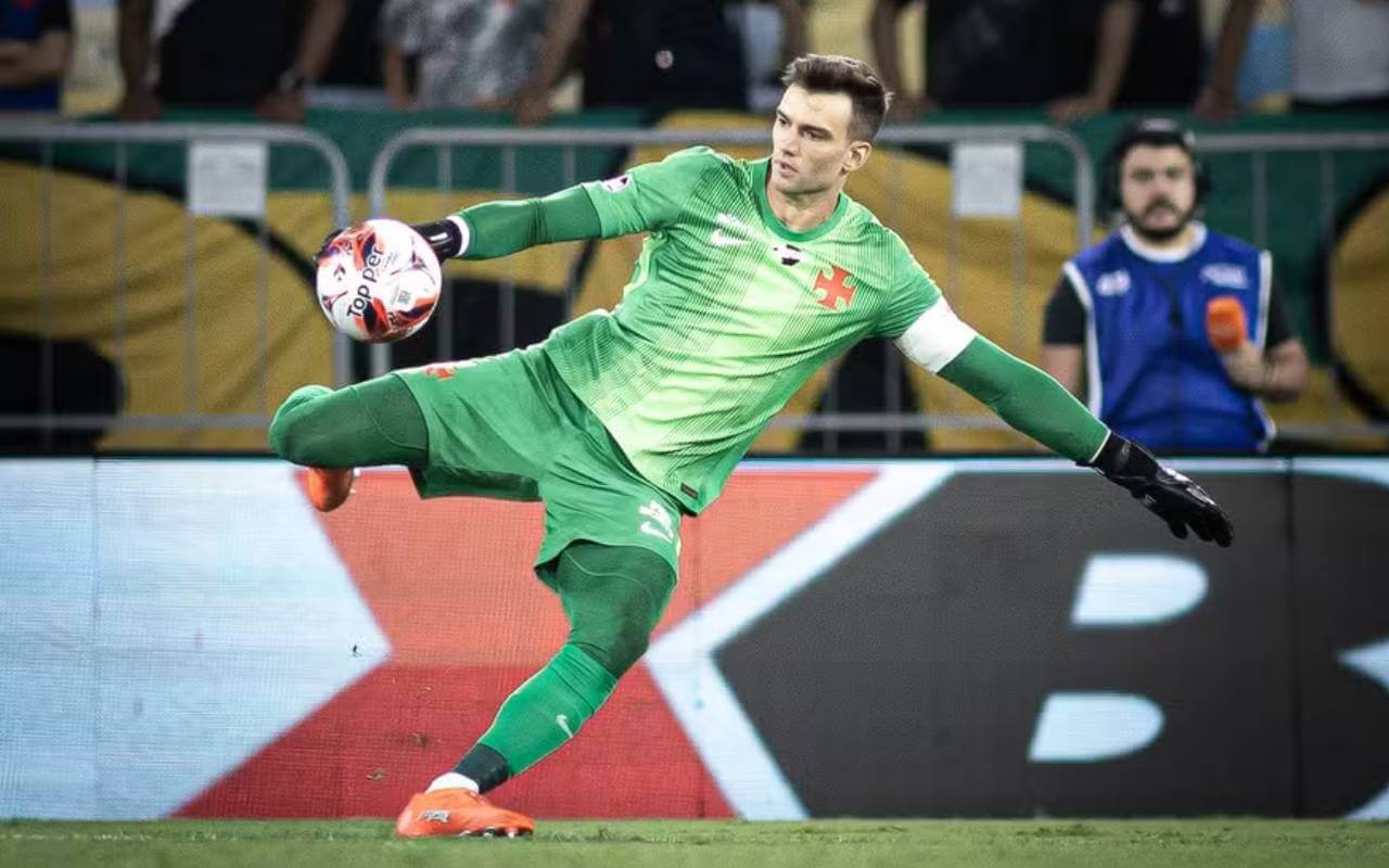 Léo Jardim em jogo pelo Vasco