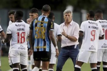 Renato orientando o time em Vasco x Grêmio