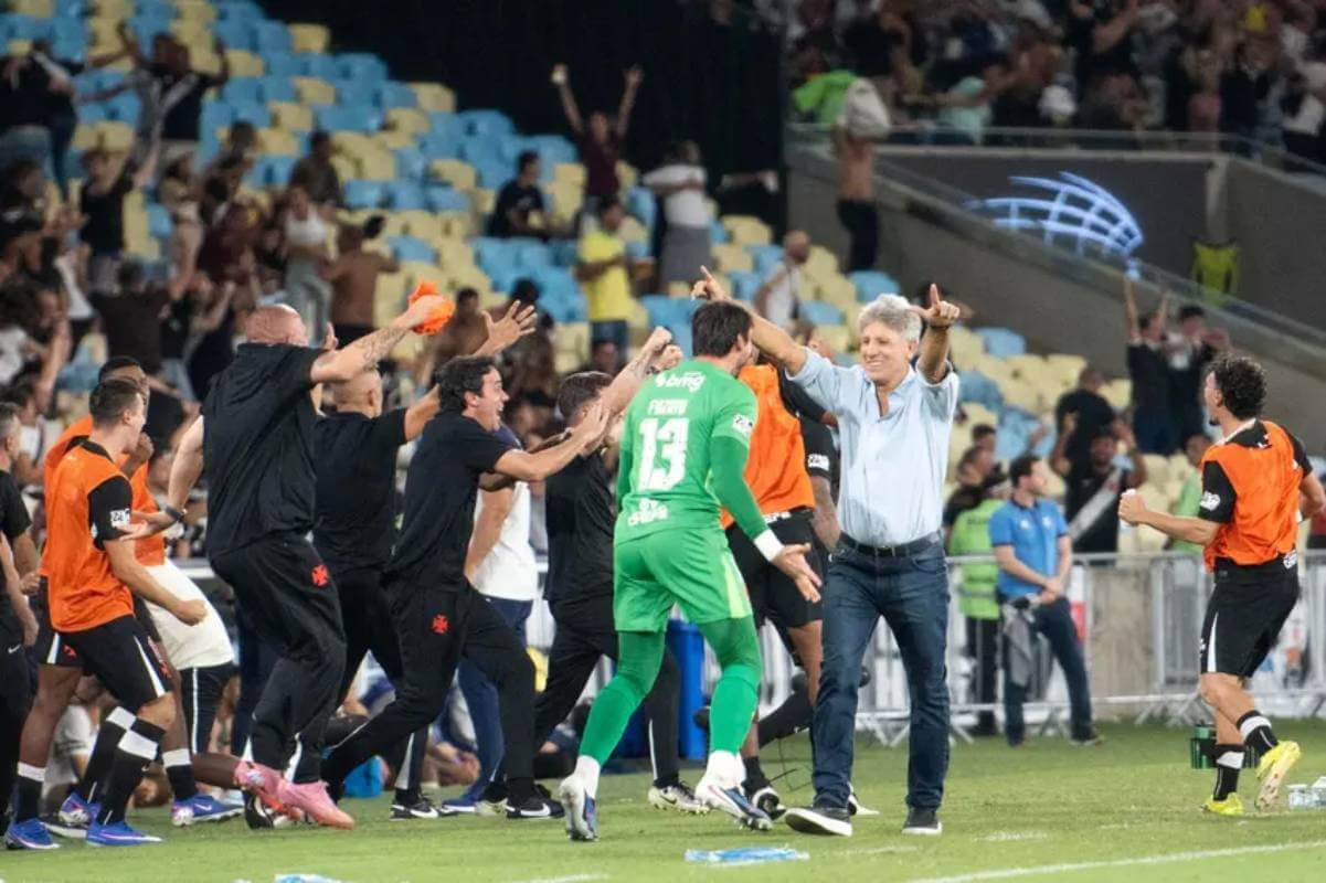 Renato e jogadores comemorando gol do Vasco