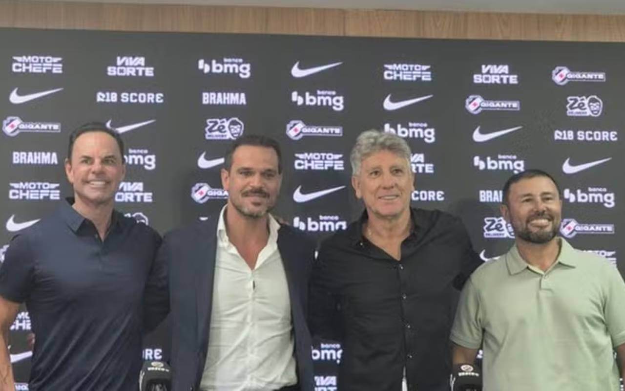 Renato posa com Amodeo em apresentação no Vasco