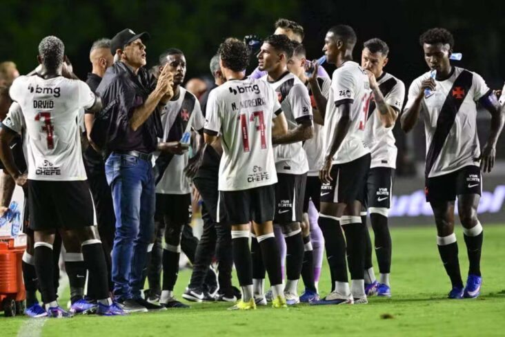 Renato Gaúcho orientando jogadores do Vasco