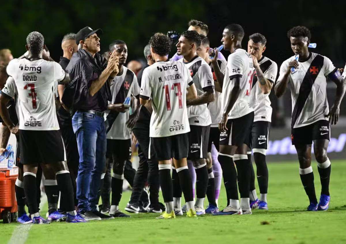 Renato Gaúcho orientando jogadores do Vasco